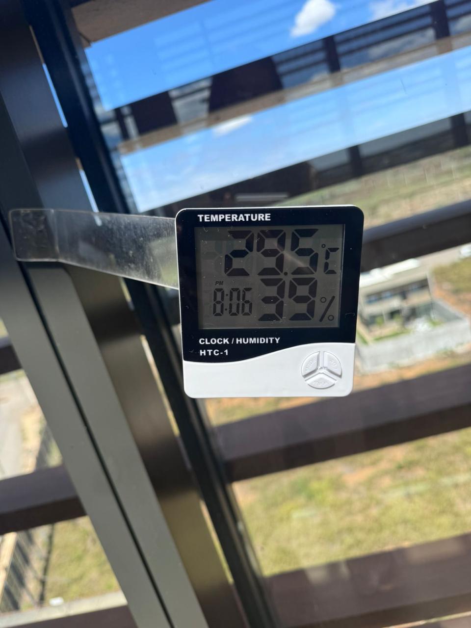 Termômetro marcando 29,5°C em janela sem película instalada