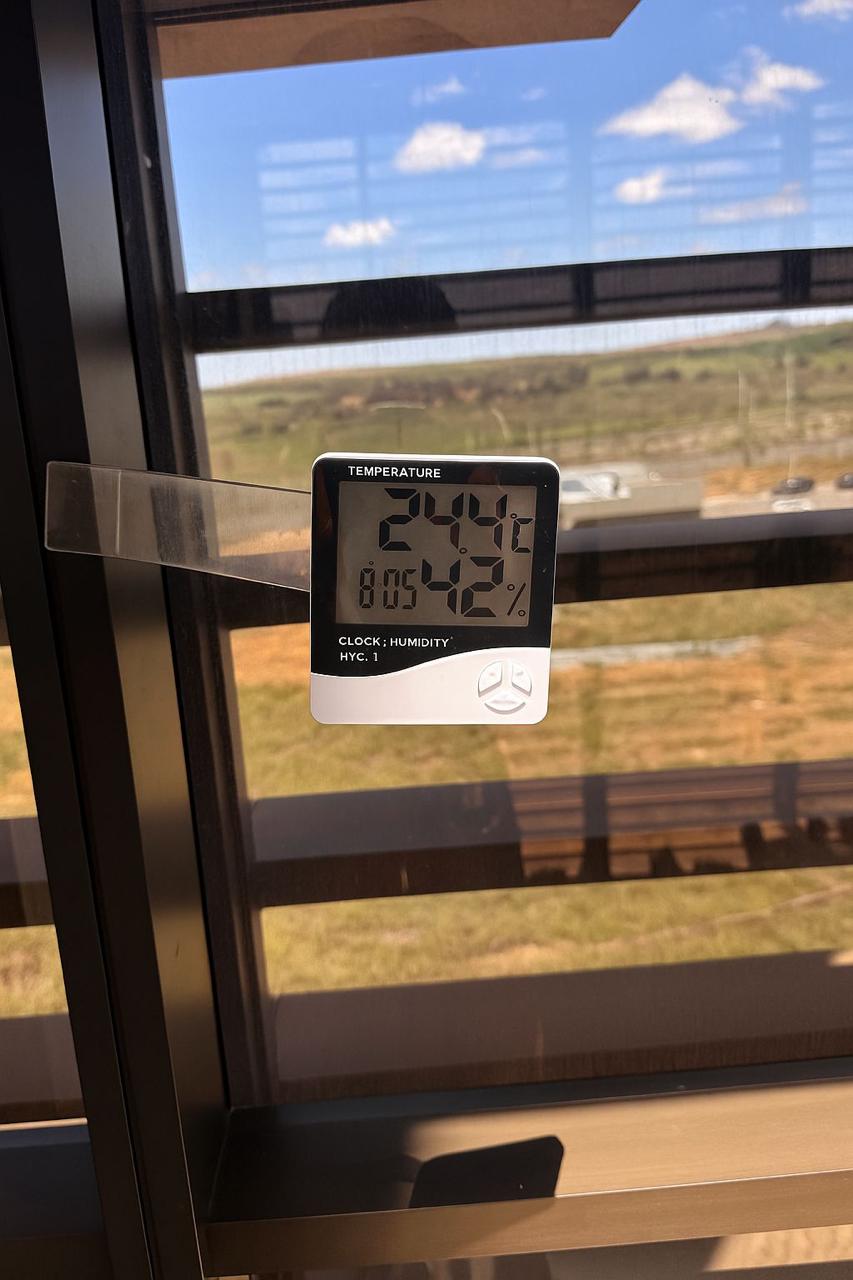 Termômetro marcando 24,4°C em janela com película incolor instalada